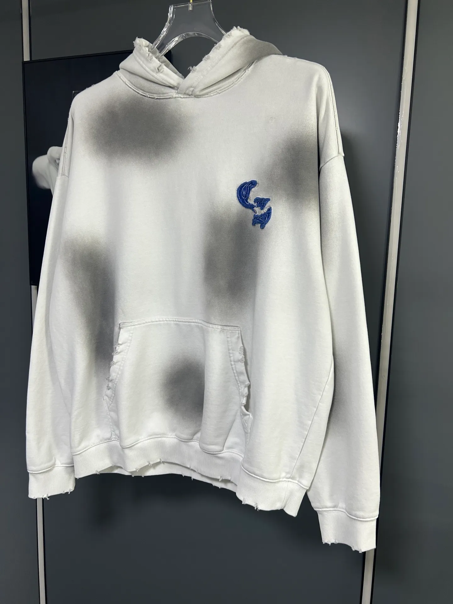 P310 𝗖𝗵𝗿𝗼𝗺𝗲 𝗛𝗲𝗮𝗿𝘁𝘀/Cro Heart 2025 Cross Patch Embroidery Summer New Original Single Counter American Acid Washed Distressed Laser Burnt Patch Embroidery Couple Casual Hooded Sweatshirt 👑The highest version! Customized fabric 440g tripe terry fabric! American acid-washed and distressed original fabric laser burnt ✟appliqué embroidery and exquisite embroidery of letters! The best-selling model at the counter. It is very comfortable to wear. It is low-key yet luxurious. It is very classy when worn. The large size and tailoring are needless to say. The upper body is exquisite and vivid. 👍High-end first-class materials. A truly palace-level product. The cotton from Turkey is of outstanding quality. After heavy washing, the clothes are very soft! Not picky, the upper body is absolutely stylish and extremely luxurious. Auxiliary materials: The original model has been authenticated and labeled ➕100% silk washed with water label. Genuine purchase-grade original hangtag➕matching hanging rope➕3D hanging beads➕original packaging bag. Craftsmanship: The original version has consistent wiring! The highest version of the armhole matching technique! Countless times of pattern making to 100% restore the original appearance! The correct version is the same for men and women, super eye-catching, super good-looking, and super atmospheric! Color: White Black Royal Blue Size, XS S M L